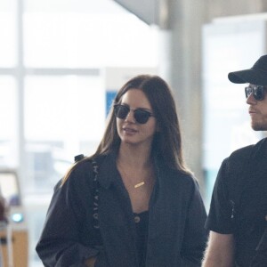Exclusif - Lana Del Rey arrive avec un mystérieux inconnu à l'aéroport de JFK à New York, le 24 septembre 2019