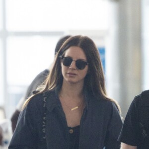 Exclusif - Lana Del Rey arrive avec un mystérieux inconnu à l'aéroport de JFK à New York, le 24 septembre 2019