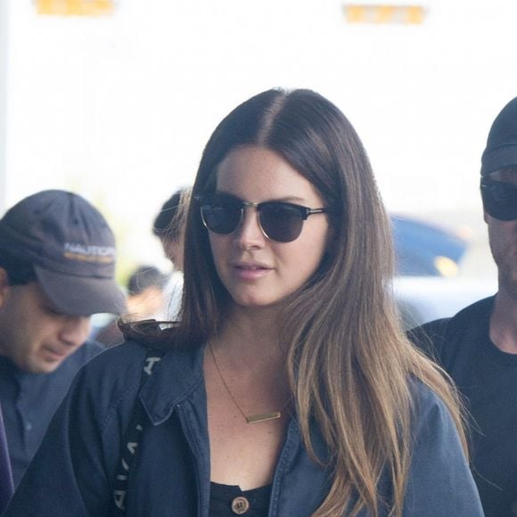 Exclusif - Lana Del Rey arrive avec un mystérieux inconnu à l'aéroport de JFK à New York, le 24 septembre 2019