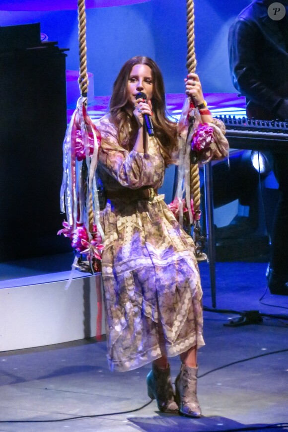 Exclusif - Lana Del Rey entame sa tournée "Norman F-ing Rockwell" à Vancouver, le 30 septembre 2019. Elle porte une robe en dentelles à fleurs et des bottines en python.