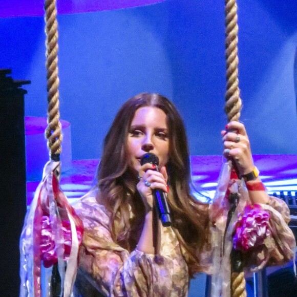 Exclusif - Lana Del Rey entame sa tournée "Norman F-ing Rockwell" à Vancouver, le 30 septembre 2019. Elle porte une robe en dentelles à fleurs et des bottines en python.