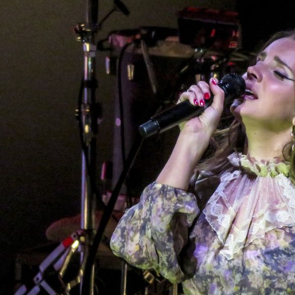 Exclusif - Lana Del Rey entame sa tournée "Norman F-ing Rockwell" à Vancouver, le 30 septembre 2019. Elle porte une robe en dentelles à fleurs et des bottines en python.