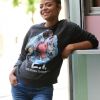 Christina Milian (enceinte) porte un t-shirt E.T et pose pour les photographes devant son Beignet Box truck dans le quartier de Studio City à Los Angeles, le 19 septembre 2019 C