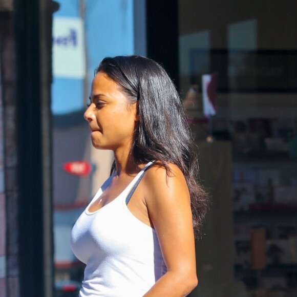 Christina Milian enceinte discute avec des fans venus acheter des beignets au Beignet Box food truck à Studio City, Los Angeles, le 21 août 2019