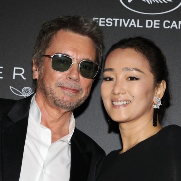 Jean-Michel Jarre et sa compagne Gong Li - Photocall de la soirée Kering "Women In Motion Awards", Place de la Castre, lors du 72ème Festival International du Film de Cannes. Le 19 mai 2019 © Denis Guignebourg / Bestimage