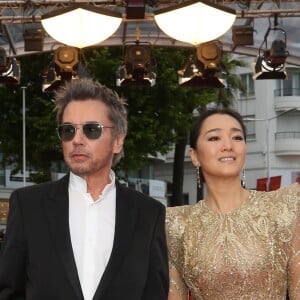 Jean-Michel Jarre et sa compagne Gong Li (robe Elie Saab)- Montée des marches du film "Douleur et Gloire" lors du 72ème Festival International du Film de Cannes. Le 17 mai 2019 © Jacovides-Moreau / Bestimage