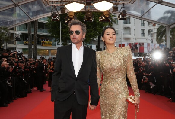 Jean-Michel Jarre et sa compagne Gong Li (robe Elie Saab)- Montée des marches du film "Douleur et Gloire" lors du 72ème Festival International du Film de Cannes. Le 17 mai 2019 © Jacovides-Moreau / Bestimage