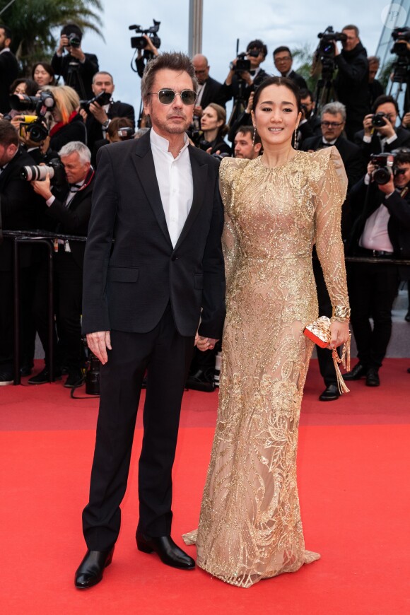 Jean-Michel Jarre et sa compagne Gong Li (robe Elie Saab)- Montée des marches du film "Douleur et Gloire" lors du 72ème Festival International du Film de Cannes. Le 17 mai 2019 © Borde / Bestimage