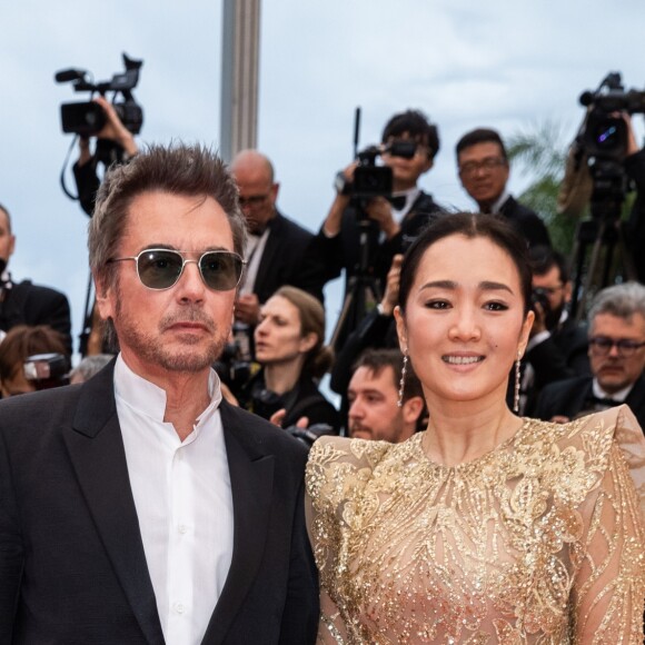 Jean-Michel Jarre et sa compagne Gong Li (robe Elie Saab)- Montée des marches du film "Douleur et Gloire" lors du 72ème Festival International du Film de Cannes. Le 17 mai 2019 © Borde / Bestimage