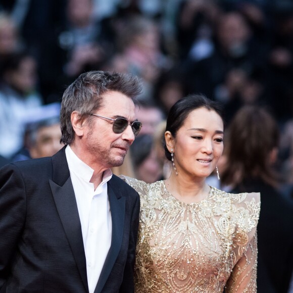Jean-Michel Jarre et sa compagne Gong Li (robe Elie Saab)- Montée des marches du film "Douleur et Gloire" lors du 72ème Festival International du Film de Cannes. Le 17 mai 2019 © Jacovides-Moreau / Bestimage