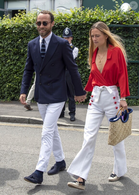 James Middleton et sa compagne Alizée Thevenet arrivent pour assister à la finale homme du tournoi de Wimbledon "Novak Djokovic - Roger Federer" à Londres, le 14 juillet 2019.
