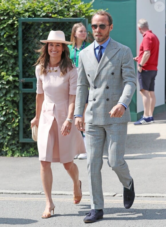 Pippa Middleton (Matthews) et son frère James Middleton (habillé en Ralph Lauren) assistent au championnat de Wimbledon à Londres, le 8 juillet 2019.