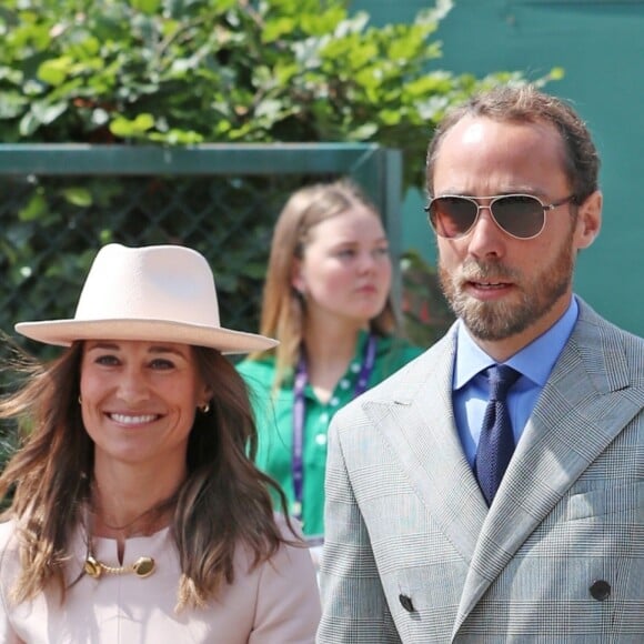 Pippa Middleton (Matthews) et son frère James Middleton (habillé en Ralph Lauren) assistent au championnat de Wimbledon à Londres, le 8 juillet 2019.