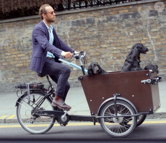 Exclusif - James Middleton fait ses courses quotidiennes sur son vélo triporteur Babboe Dog-E cargo avec ses chiens à Londres, au Royaume-Uni, le 3 juin 2019.