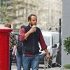 Exclusif - Who let the Dogs Out? Le frère de Kate Middleton, James Middleton équipé de ses AirPods et d'un café à emporter se promène avec ses cinq chiens à Chelsea, Londres, le 16 avril 2019.