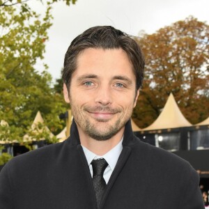 Raphaël Personnaz - People au Qatar Prix de l'Arc de Triomphe sur l'hippodrome de Longchamp à Paris le 6 octobre 2019. © Coadic Guirac.Bestimage