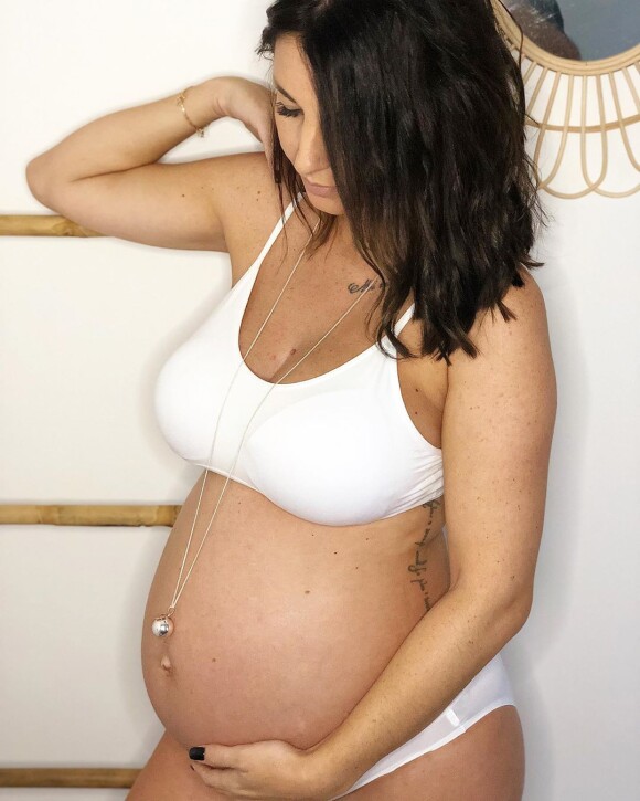 Anaïs Sanson, enceinte de son deuxième enfant, dévoile son baby bump sur Instagram, le 7 octobre 2019