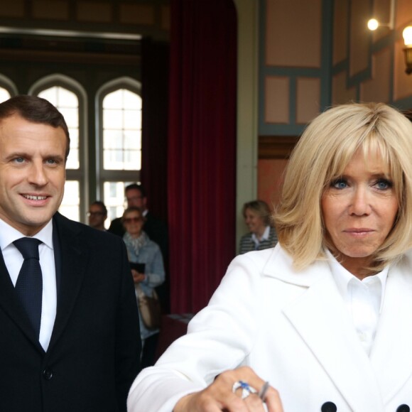 Le président de la république, Emmanuel Macron et la première dame Brigitte Macron votent pour les élections européennes au Touquet, le 26 mai 2019. © Franck Crusiaux / Pool / Bestimage