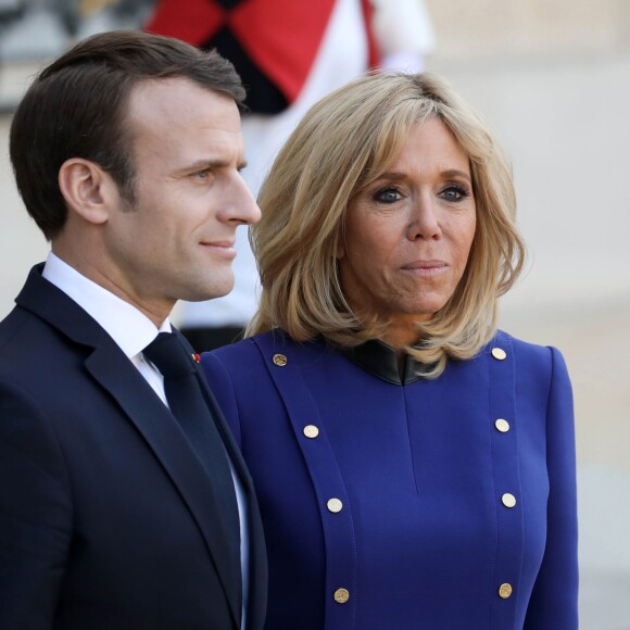 Le président Emmanuel Macron, la première dame Brigitte Macron - Le président de la République française et la première dame raccompagnent le président de la République populaire de Chine et sa femme à l'issue de la visite d'Etat de 2 jours qui s'achève par un entretien au palais de l'Elysée à Paris le 26 mars 2019. © Stéphane Lemouton / Bestimage