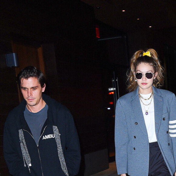 Gigi Hadid est allée diner avec Antoni Porowski (Queer Eye) au restaurant Bond St Japanese à New York, le 7 octobre 2019.