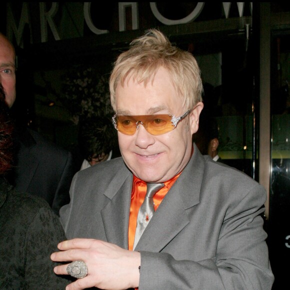Elton John est allé dîner chez Mr Chow, Los Angeles, le 16 avril 2008.