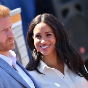 Le prince Harry, duc de Sussex, et Meghan Markle, duchesse de Sussex, rencontrent des jeunes entrepreneurs locaux à Tembisa, Afrique du Sud, le 2 octobre 2019.