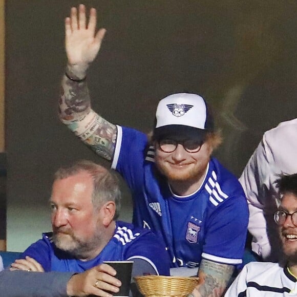 Ed Sheeran encourage l'équipe d'Ipswich Town lors d'un match de football contre celle de Tottenham à Ipswich, le 3 septembre 2019.