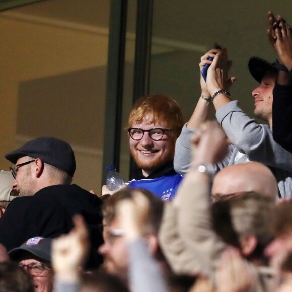Ed Sheeran assiste au match de championnat d'Angleterre de football en D3 (League One), opposant Ipswich à AFC Wimbledon, à Ipswich, Royaume Uni, le 20 août 2019.