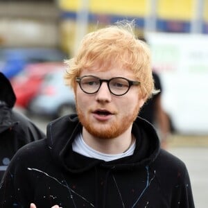 Exclusif - Le compositeur et interprète britannique Ed Sheeran, récompensé par plusieurs Grammy Awards, est sur le tournage d'un clip vidéo pour une collaboration avec la star montante Aitch, aux entrepôts East Manchester Trading Estate.