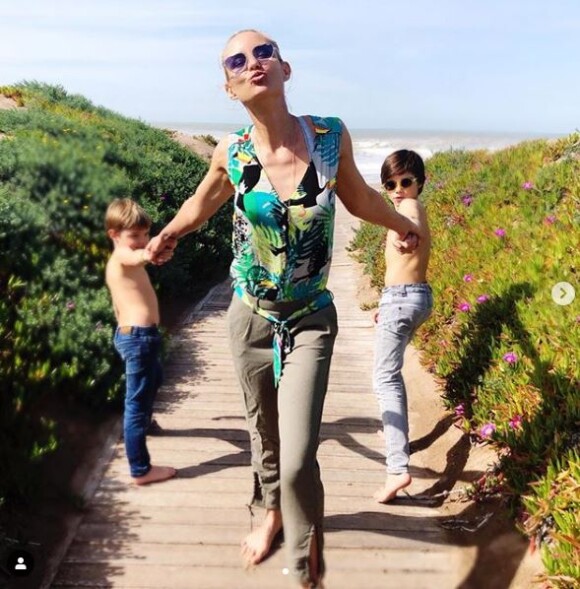 Elodie Gossuin partage des photos de sa famille (Bertrand, son mari et ses 4 enfants) sur son compte Instagram (août 2019).