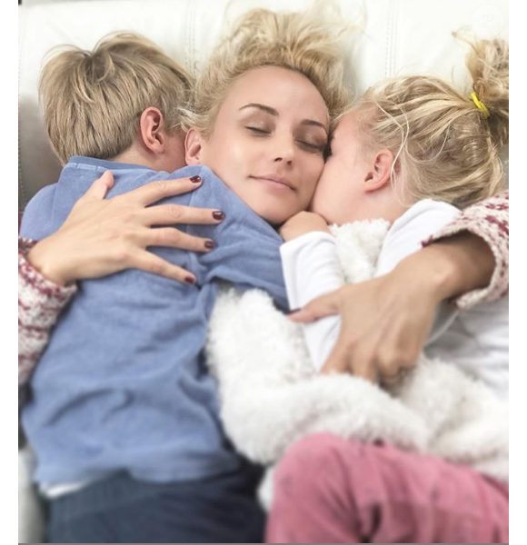 Élodie Gossuin tenant dans ses bras Léonard et Joséphine, sur Instagram le 5 octobre 2019.