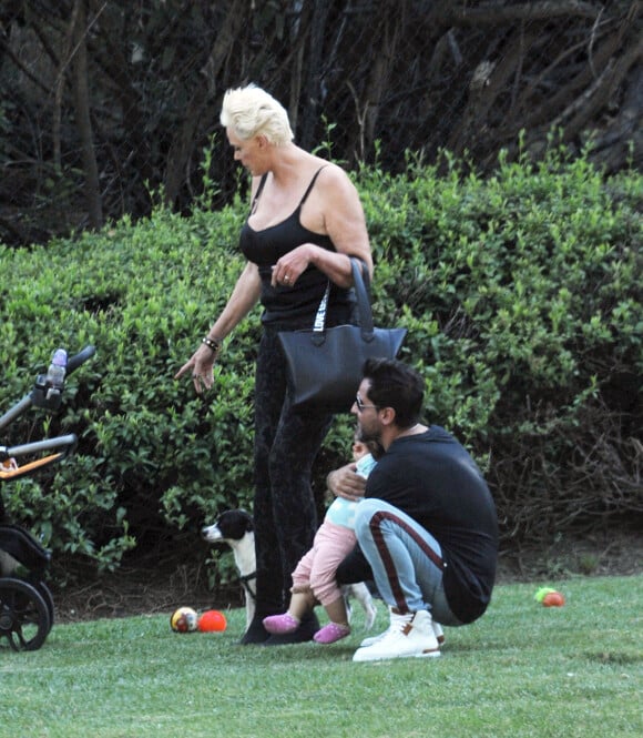 Exclusif - Brigitte Nielsen, son mari Mattia Dessi et leur fille Frida passent la journée au parc en famille accompagnés de leur petit chien à Los Angeles, le 2 octobre 2019