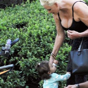Exclusif - Brigitte Nielsen, son mari Mattia Dessi et leur fille Frida Dessi passent la journée au parc en famille accompagnés de leur petit chien à Los Angeles