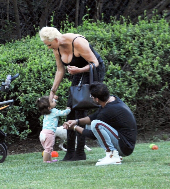 Exclusif - Brigitte Nielsen, son mari Mattia Dessi et leur fille Frida Dessi passent la journée au parc en famille accompagnés de leur petit chien à Los Angeles