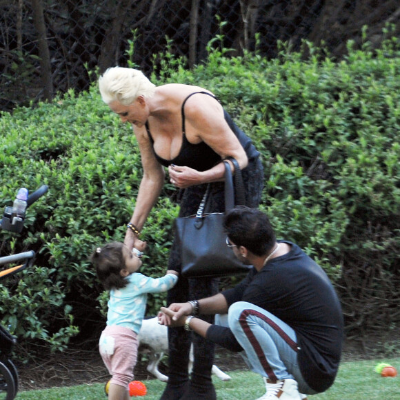 Exclusif - Brigitte Nielsen, son mari Mattia Dessi et leur fille Frida Dessi passent la journée au parc en famille accompagnés de leur petit chien à Los Angeles