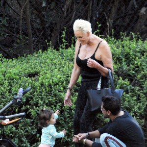 Exclusif - Brigitte Nielsen, son mari Mattia Dessi et leur fille Frida Dessi passent la journée au parc en famille accompagnés de leur petit chien à Los Angeles, le 2 octobre 2019