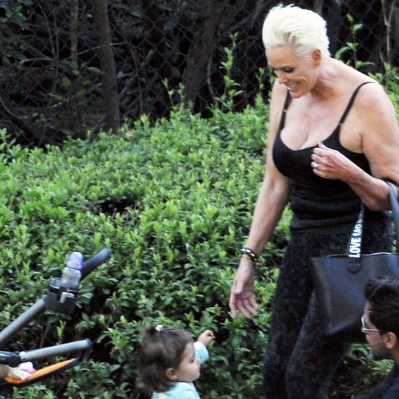 Exclusif - Brigitte Nielsen, son mari Mattia Dessi et leur fille Frida Dessi passent la journée au parc en famille accompagnés de leur petit chien à Los Angeles, le 2 octobre 2019