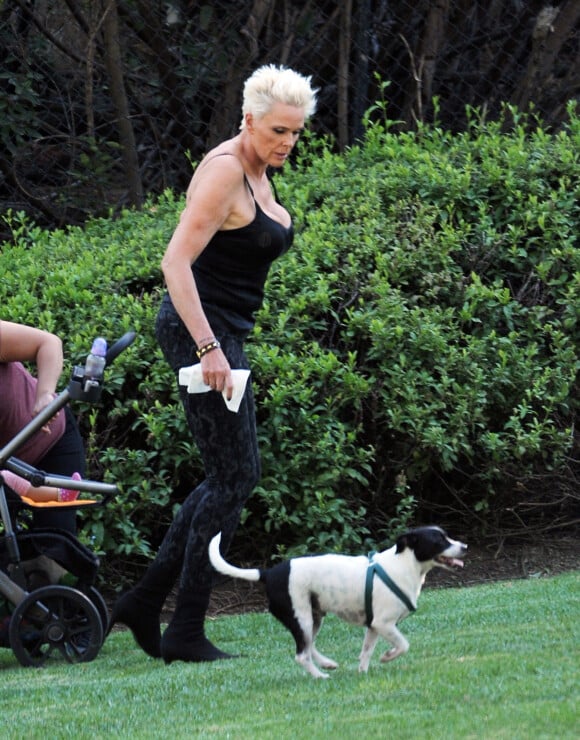 Exclusif - Brigitte Nielsen, son mari et leur fille passent la journée au parc en famille accompagnés de leur petit chien à Los Angeles, le 2 octobre 2019.