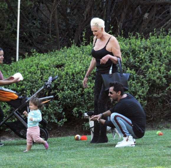Exclusif - Brigitte Nielsen, son mari Mattia Dessi et leur fille Frida Dessi passent la journée au parc en famille accompagnés de leur petit chien à L.A., le 2 octobre 2019.