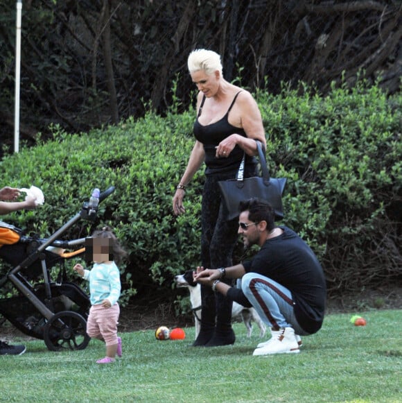 Exclusif - Brigitte Nielsen, son mari Mattia Dessi et leur fille Frida Dessi passent la journée au parc en famille accompagnés de leur petit chien à Los Angeles, le 2 octobre 2019.