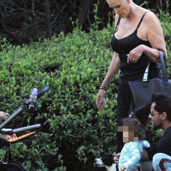 Exclusif - Brigitte Nielsen, son mari Mattia Dessi et leur fille Frida Dessi passent la journée au parc en famille accompagnés de leur petit chien à Los Angeles, le 2 octobre 2019.