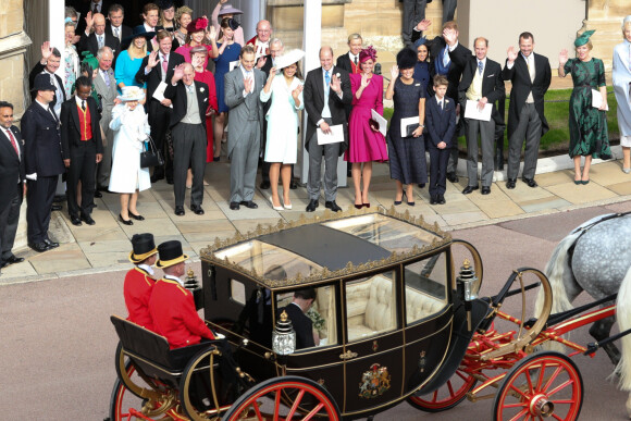 Le reine Elisabeth II d'Angleterre, le prince Philip duc d'Edimbourg et la famille royale - La princesse Eugenie et son mari Jack Brooksbank partent en calèche après leur cérémonie de mariage au château de Windsor le 12 octobre 2018.