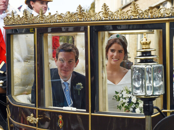 La princesse Eugenie et son mari Jack Brooksbank partent en calèche après leur cérémonie de mariage au château de Windsor le 12 octobre 2018.
