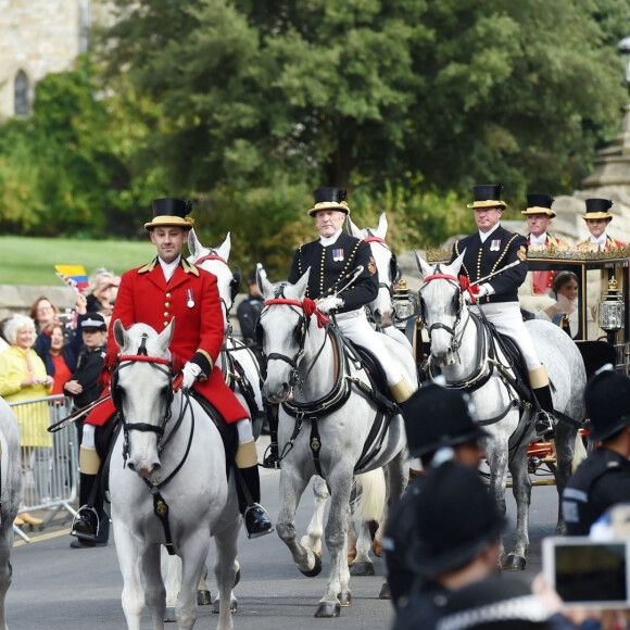 La princesse Eugenie et son mari Jack Brooksbank partent en calèche après leur cérémonie de mariage au château de Windsor le 12 octobre 2018.