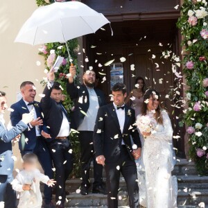 Exclusif - Arrivées et sorties du mariage religieux de Karine Ferri et Yoann Gourcuff à l'église de La Motte, France, le 8 juin 2019. Après 8 ans de vie commune et deux enfants, Karine et Yoann se sont dit "oui" lors d'une sublime cérémonie ce samedi pendant ce beau week-end de Pentecôte ensoleillé, entourés de leurs familles et de leurs amis. Le père Michel Klakus a célébré la messe. Karine porte une robe en dentelle blanche Celestina Agostino, une bague et une paire de boucles d'oreilles Cartier, son mari Yoann porte un costume Giorgio Armani. L'agence Les Têtes Chercheuses s'est occupée du wedding planning. C'est au domaine des Grottes que le repas de noces et la soirée se sont déroulés.