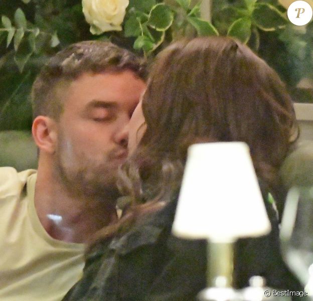 Exclusif - Liam Payne câline et embrasse sa compagne Maya Henry lors d'un diner romantique au restaurant A.O.K dans le quartier de Marylebone, à Londres, le 27 septembre 2019