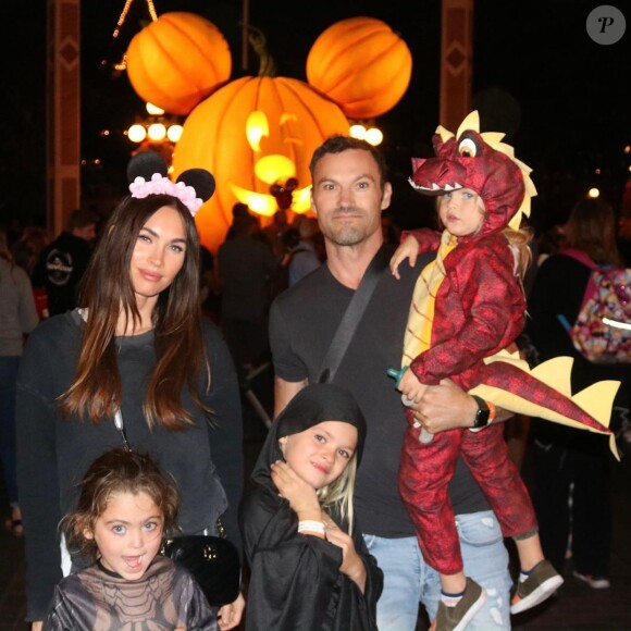 Megan Fox, Brian Austin Green et leurs trois enfants fêtent Halloween à Disneyland, le 13 octobre 2019.