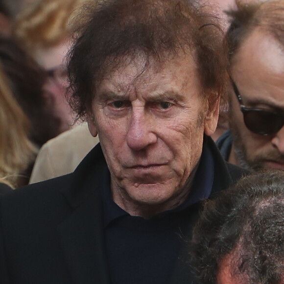 Alain Souchon lors des obsèques de Jean Rochefort en l'église Saint-Thomas d'Aquin à Paris, le 13 octobre 2017.