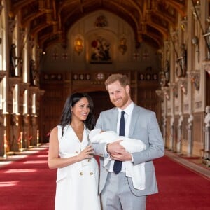 Le prince Harry et Meghan Markle, duc et duchesse de Sussex, présentent leur fils Archie dans le hall St George au château de Windsor le 8 mai 2019.