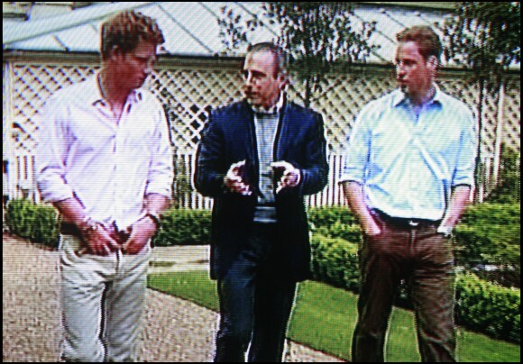 Matt Lauer interviewant les princes William et Harry pour la chaîne NBC à Londres en juin 2007 pour les dix ans de la mort de Lady Diana.